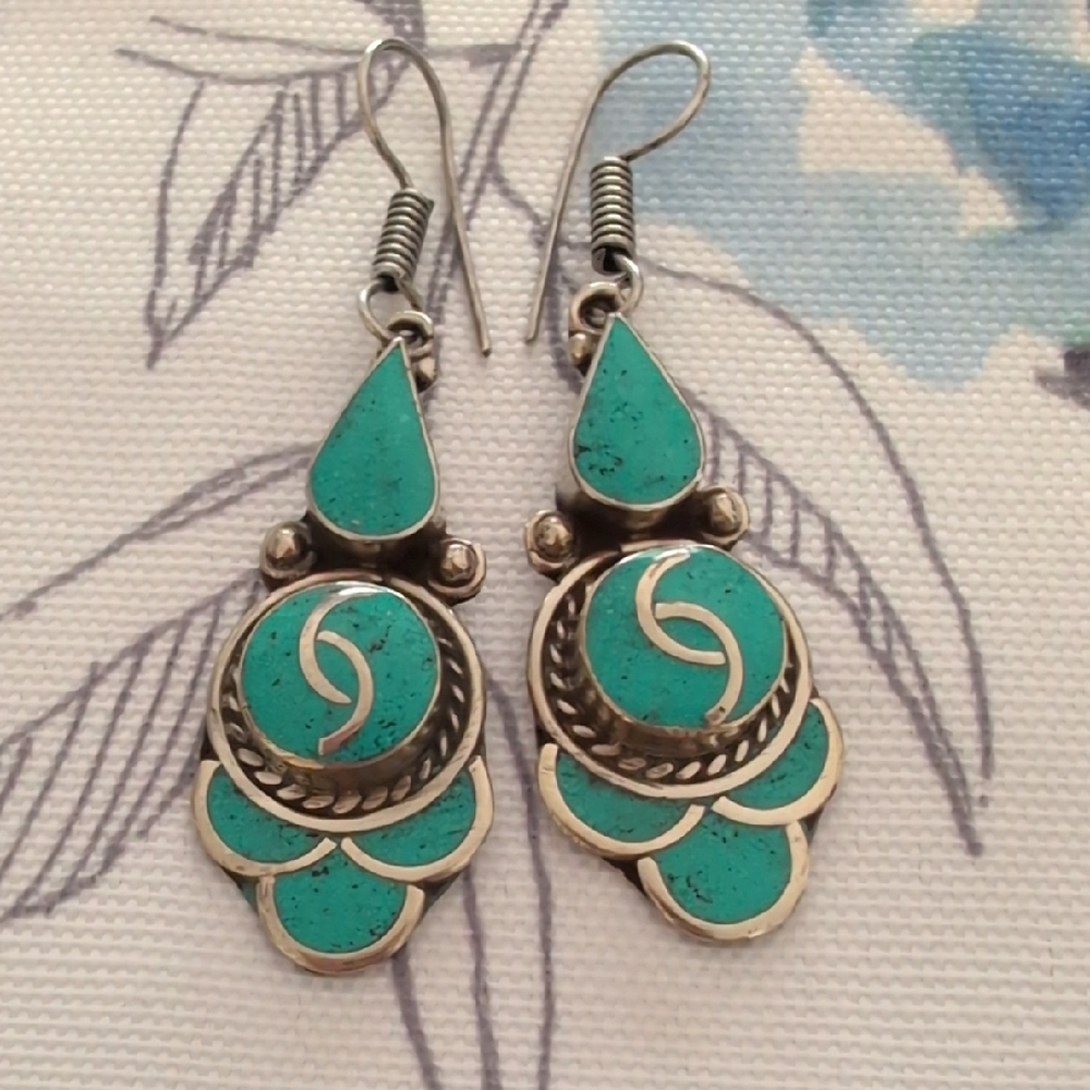 NWOT Tibetan Silver Turquoise Dangle Earrings